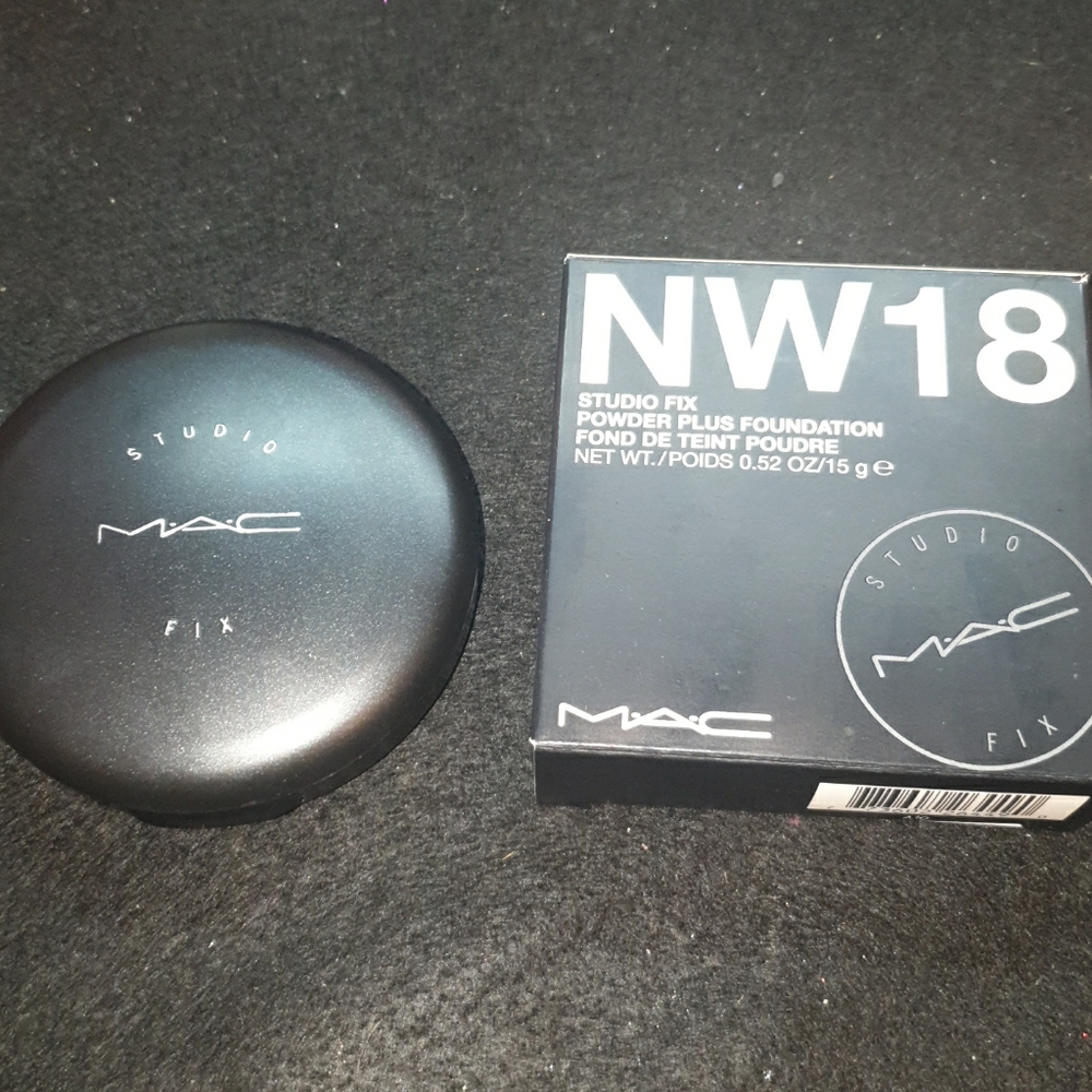 MAC Studio powder plus foundation NW18